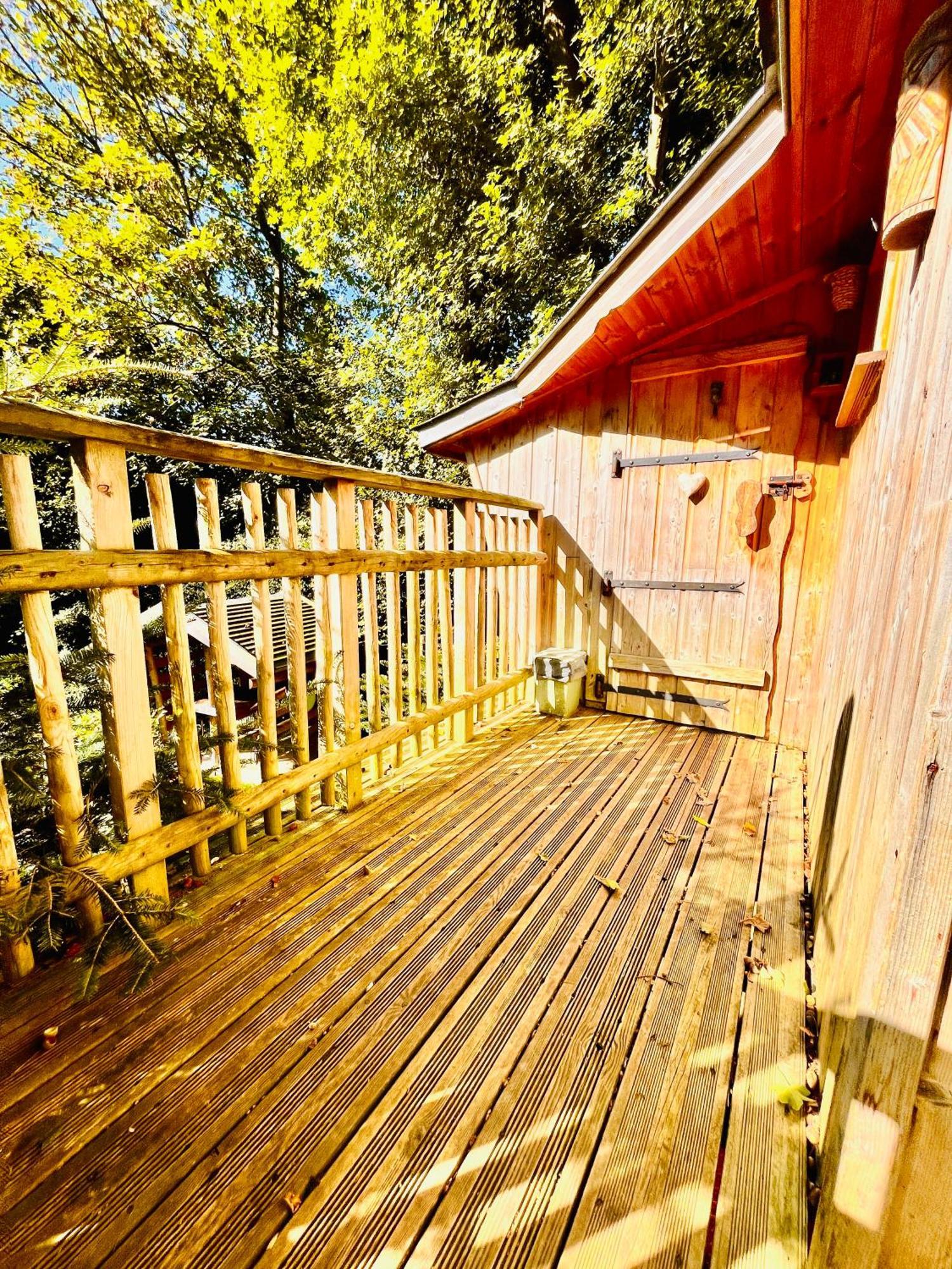 La Cabane Perchee Du Trappeur Écrainville Exteriör bild