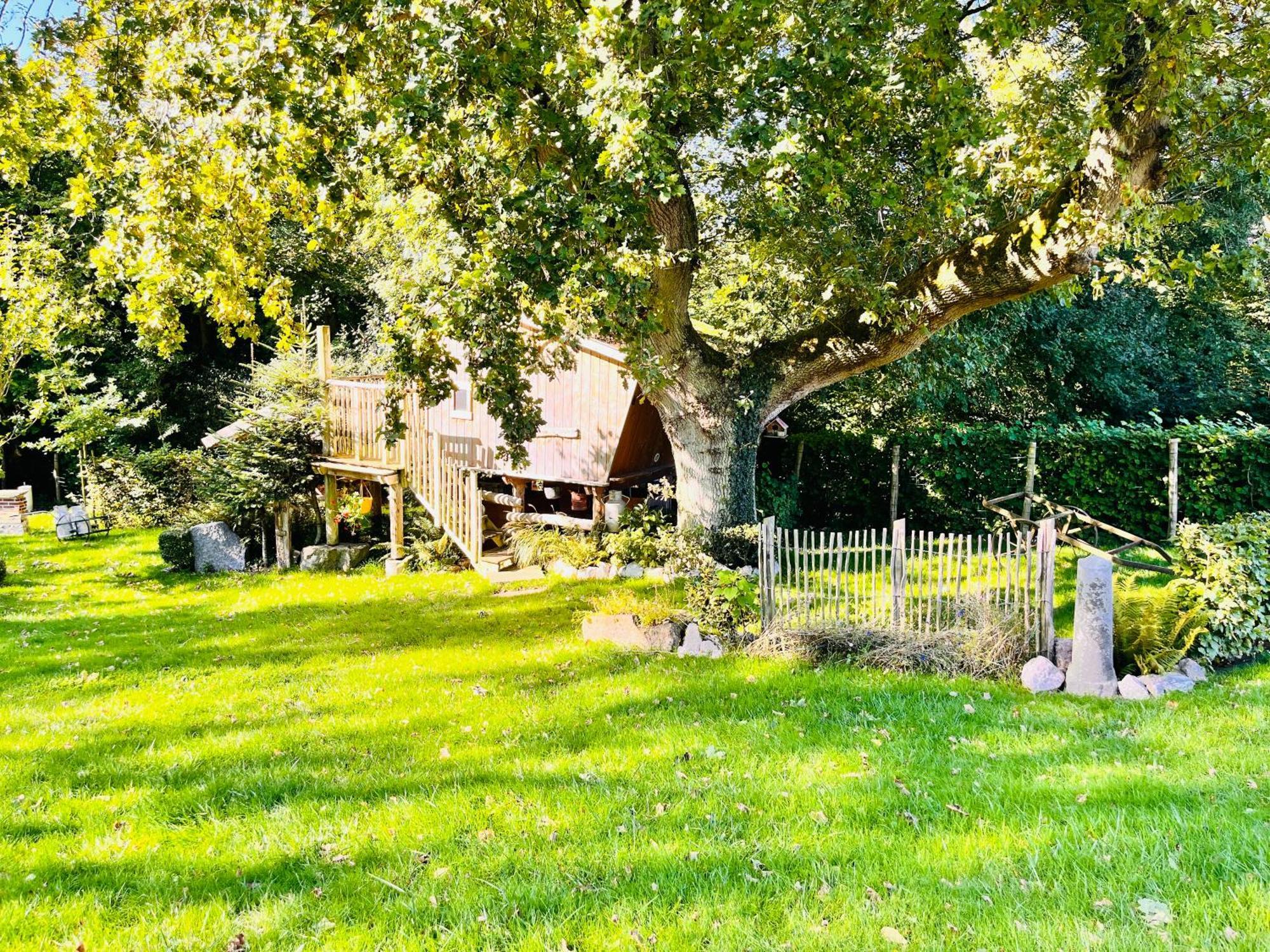 La Cabane Perchee Du Trappeur Écrainville Exteriör bild
