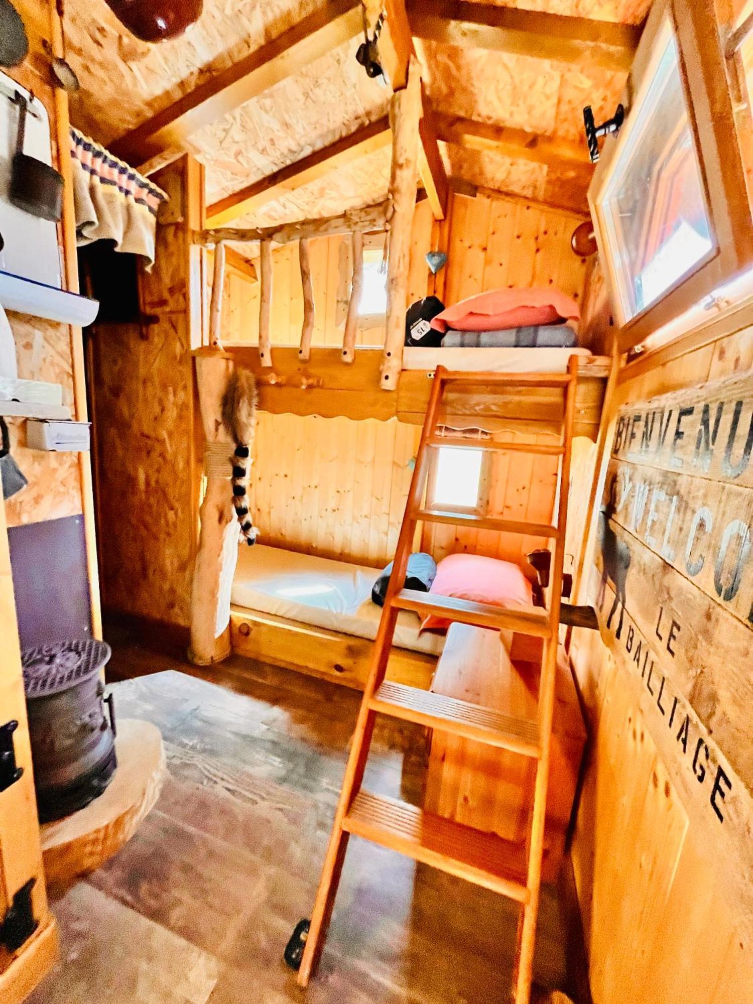 La Cabane Perchee Du Trappeur Écrainville Exteriör bild