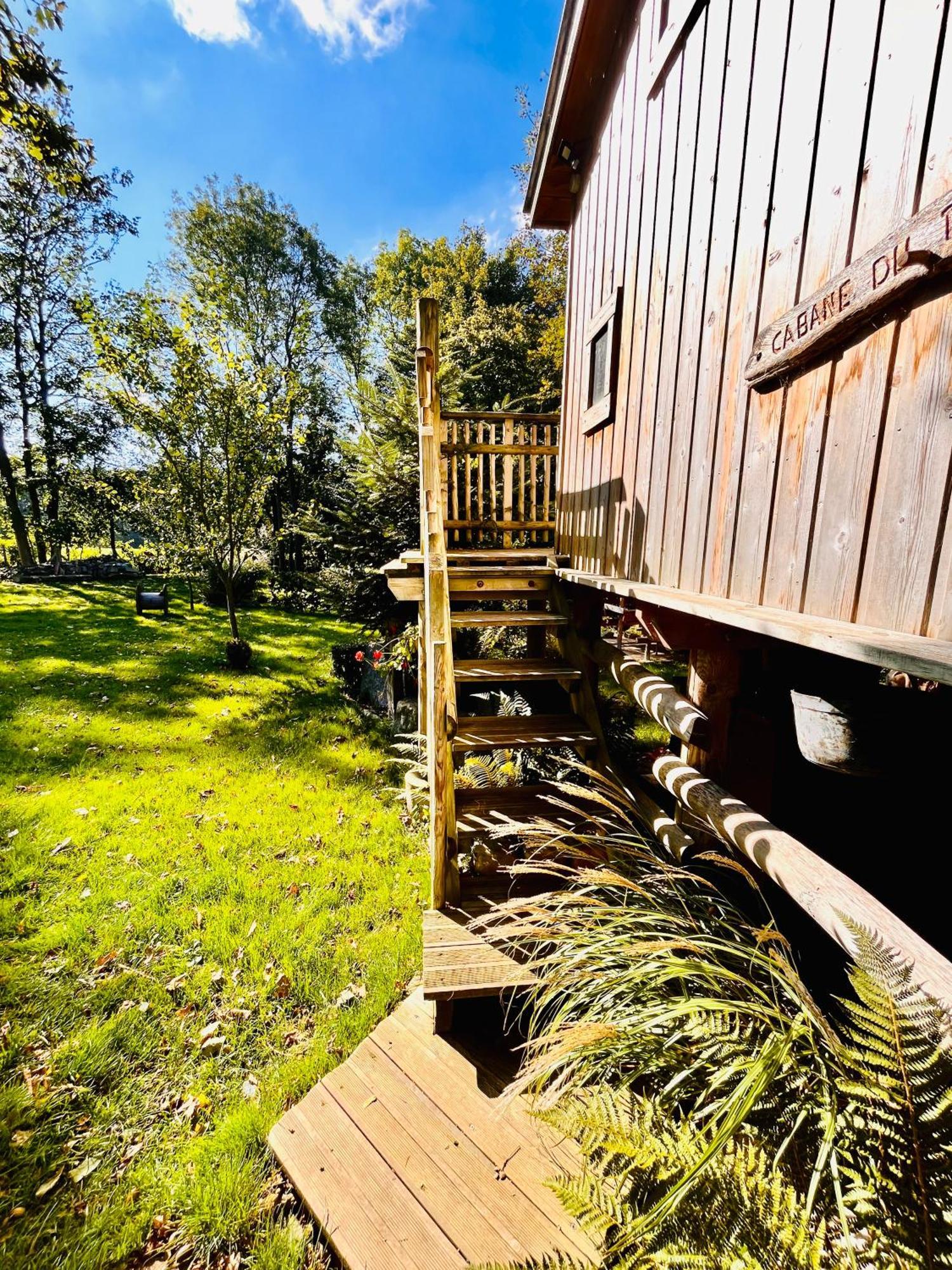 La Cabane Perchee Du Trappeur Écrainville Exteriör bild