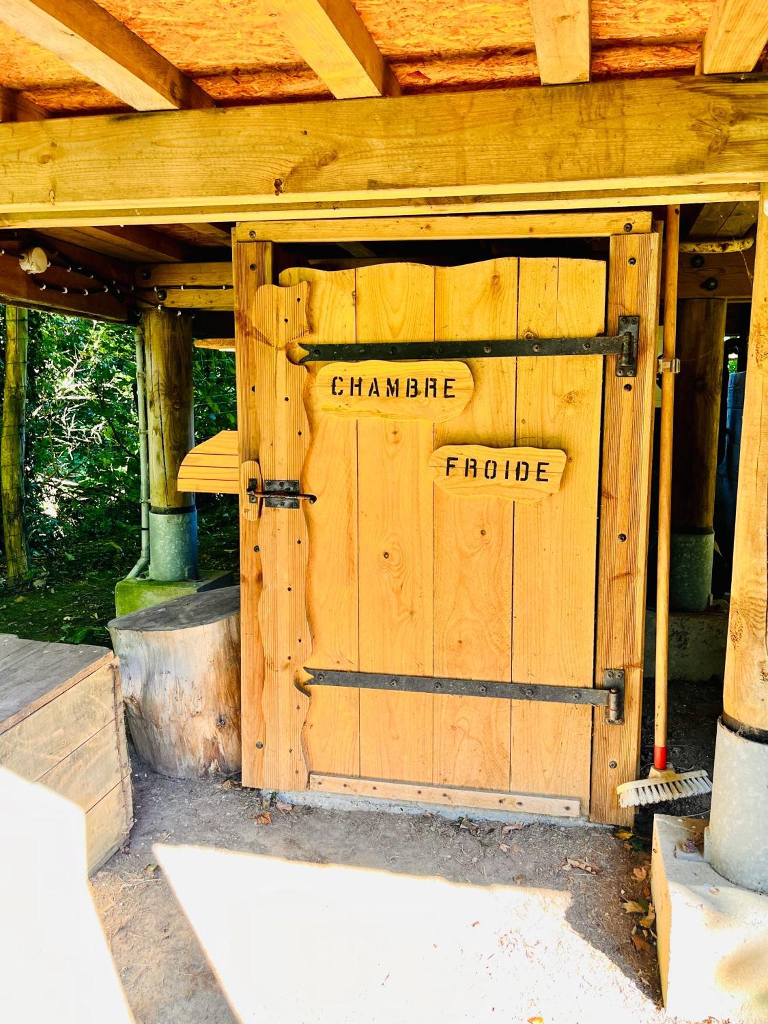 La Cabane Perchee Du Trappeur Écrainville Exteriör bild