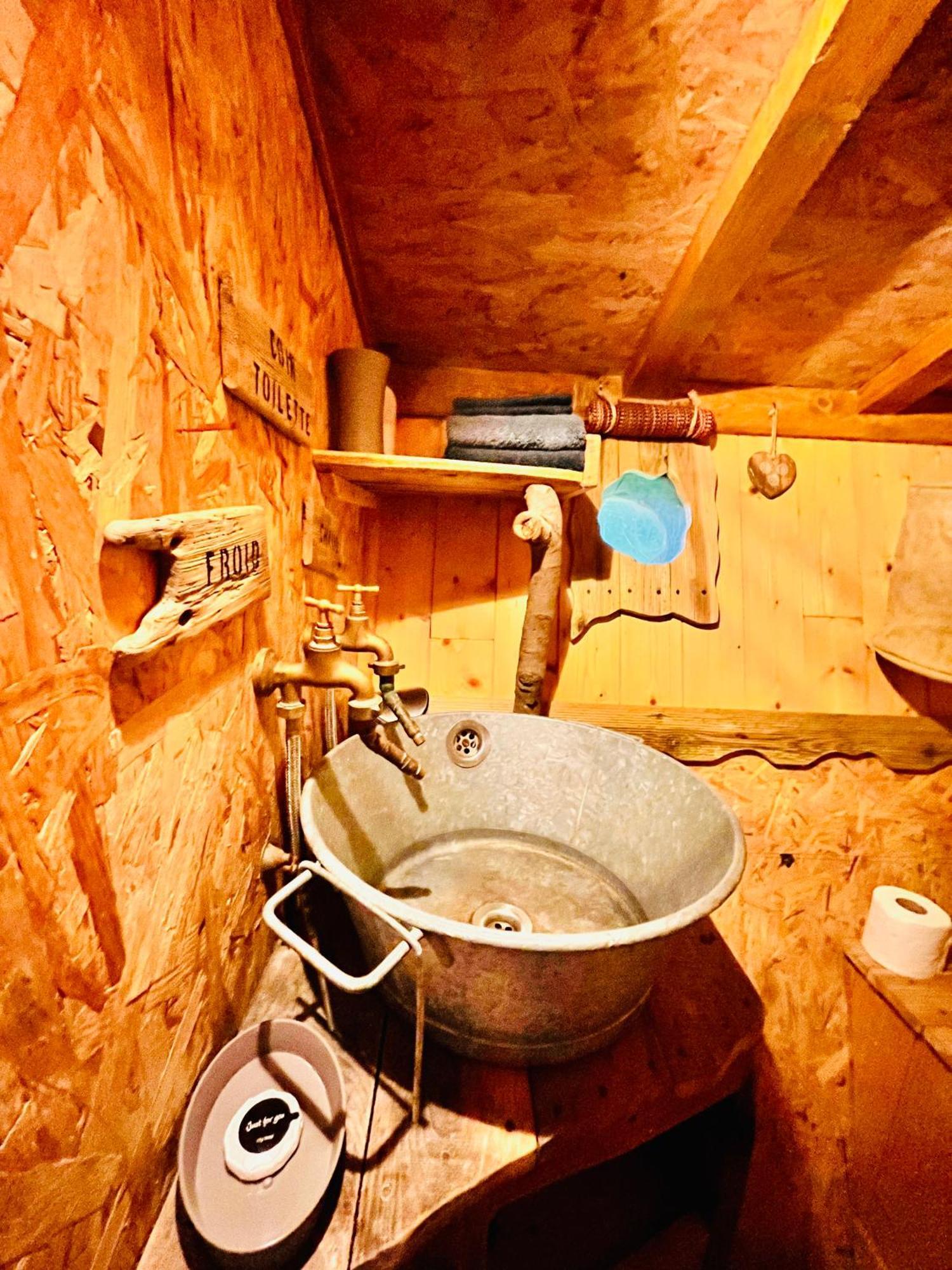 La Cabane Perchee Du Trappeur Écrainville Exteriör bild