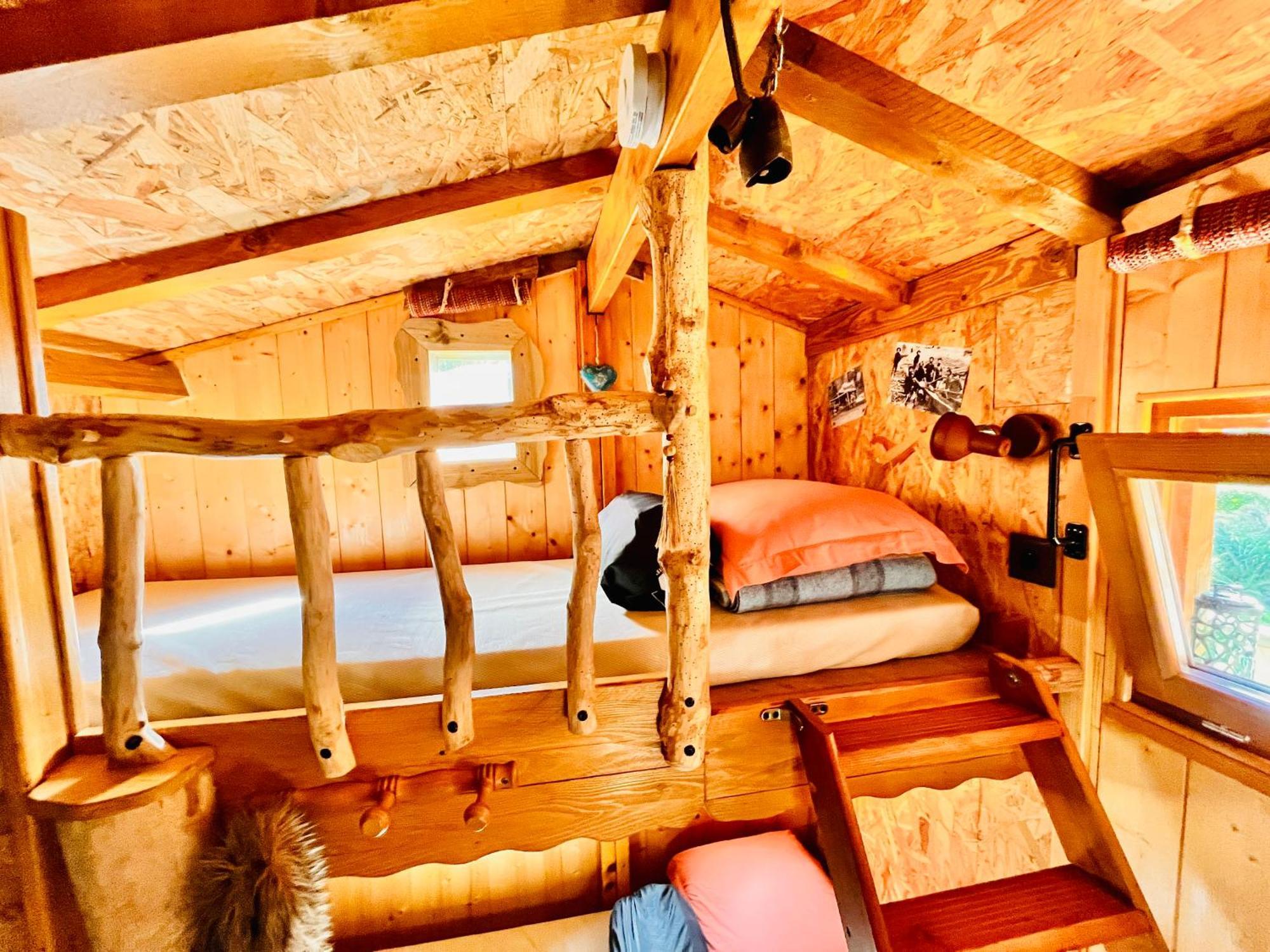 La Cabane Perchee Du Trappeur Écrainville Exteriör bild
