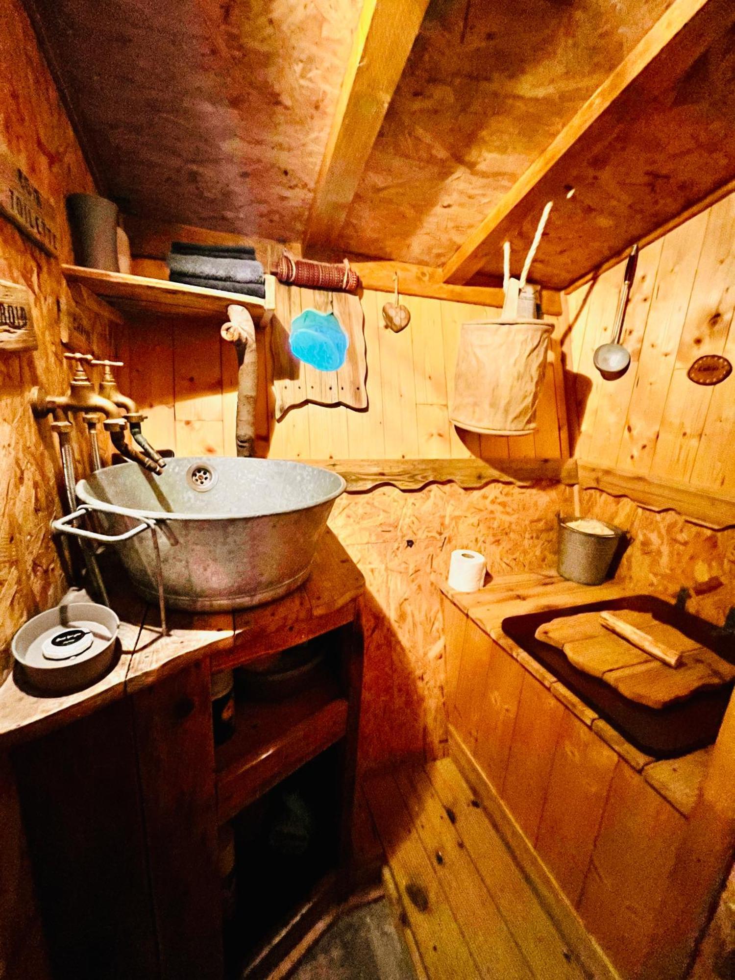 La Cabane Perchee Du Trappeur Écrainville Exteriör bild
