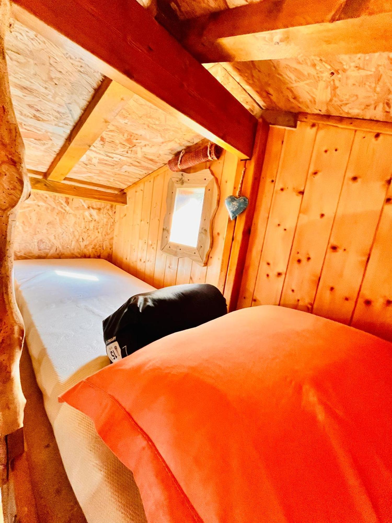 La Cabane Perchee Du Trappeur Écrainville Exteriör bild