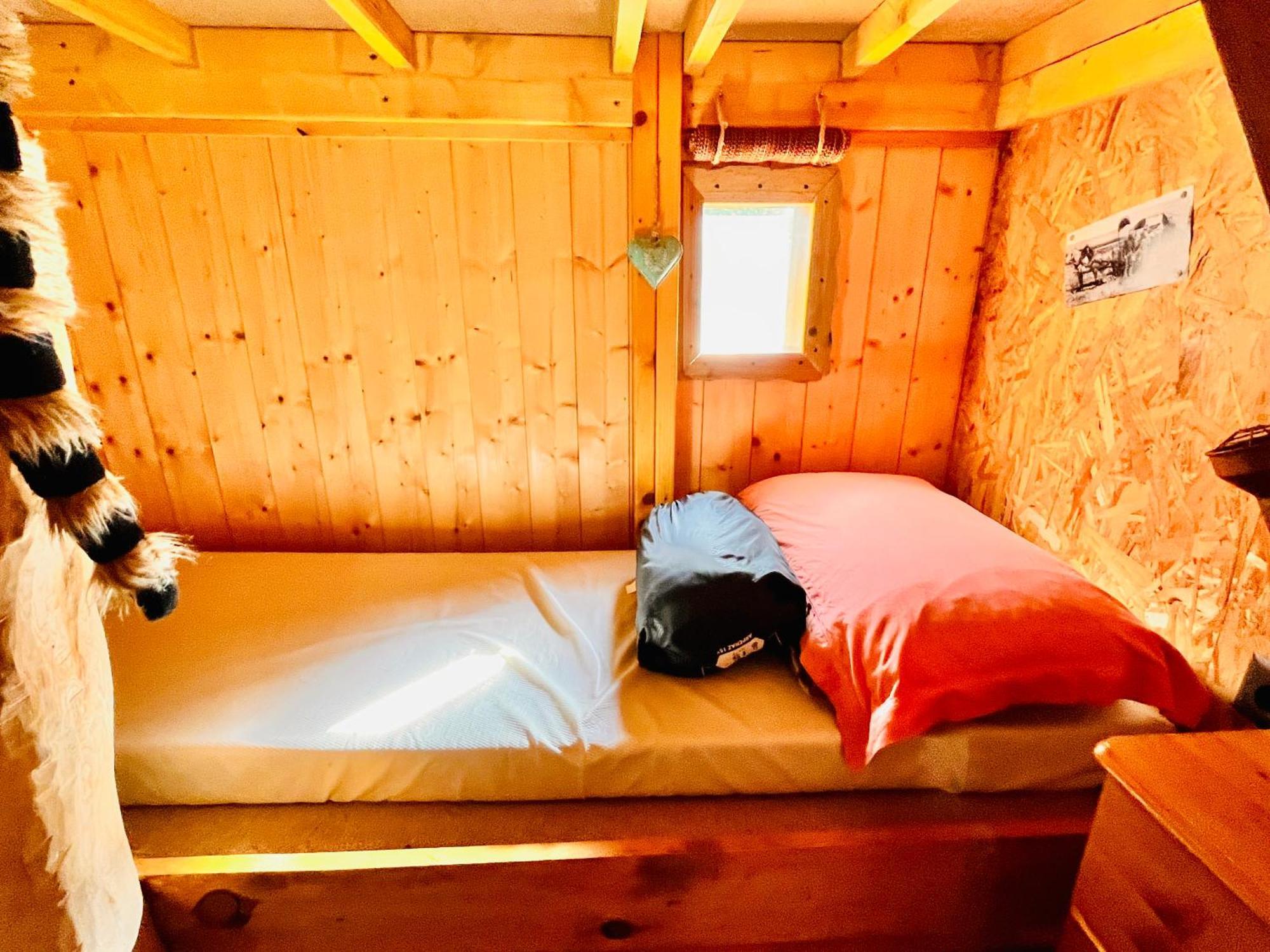 La Cabane Perchee Du Trappeur Écrainville Exteriör bild