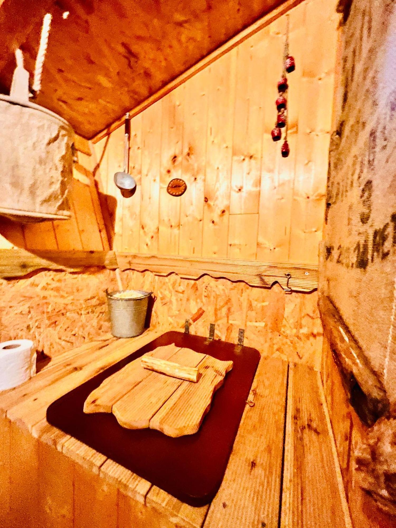 La Cabane Perchee Du Trappeur Écrainville Exteriör bild