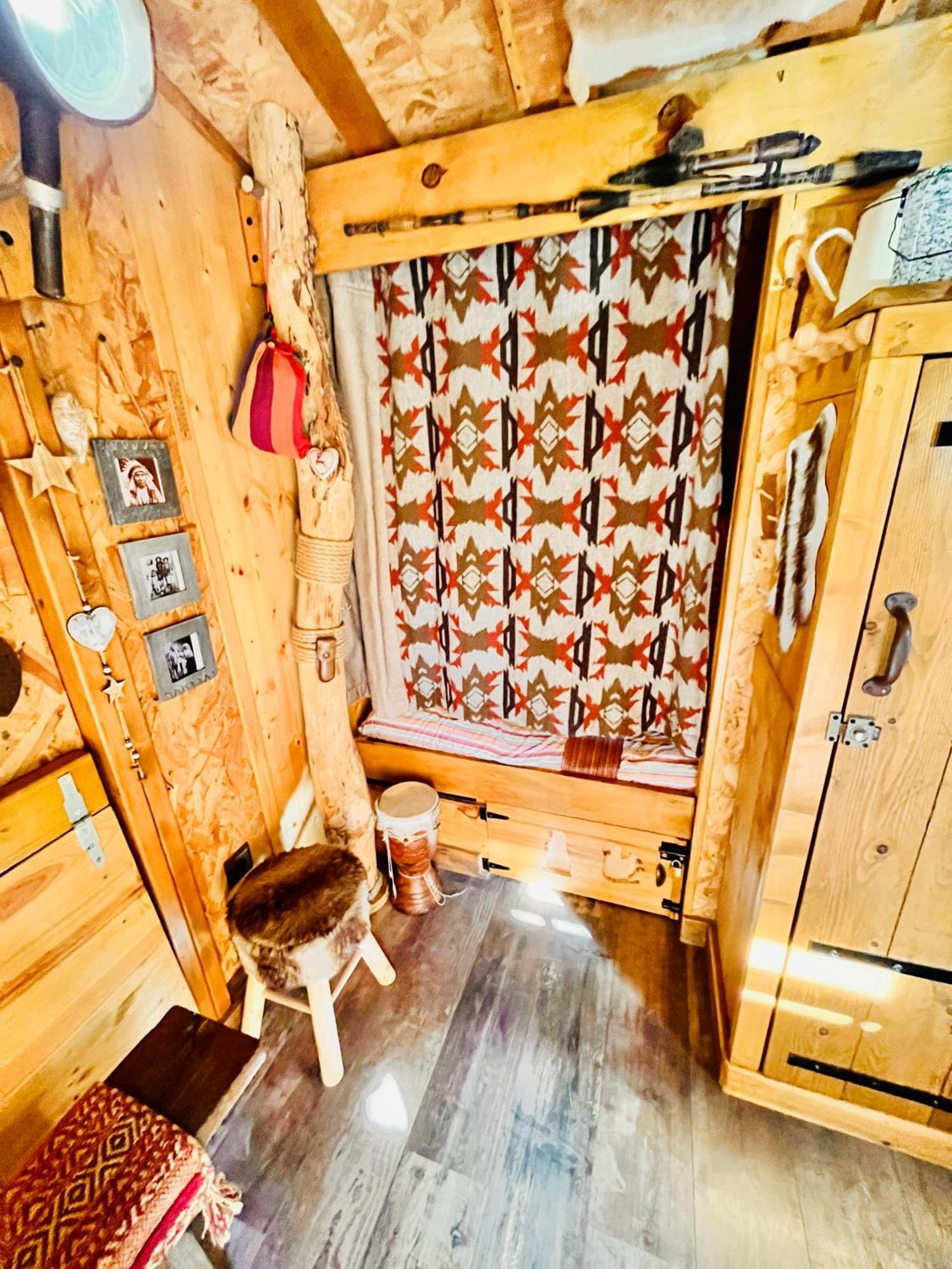 La Cabane Perchee Du Trappeur Écrainville Exteriör bild